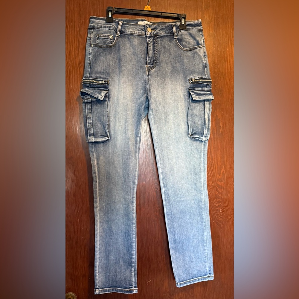 TH CREASA NWT WOMEN’S JEANS SIZE 14
